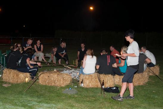 gemütliche Runde beim Lagerfeuer